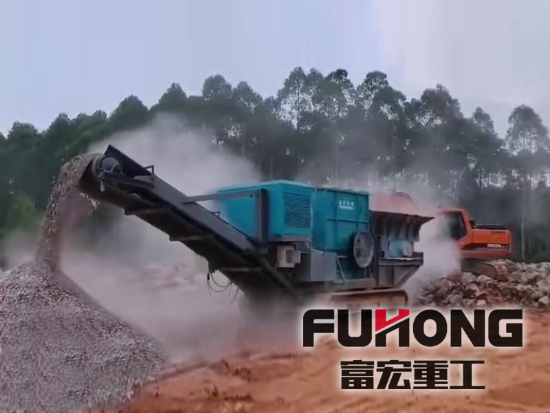 履帶式移動(dòng)破碎站破碎石料現(xiàn)場(chǎng)視頻