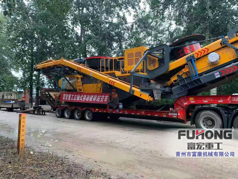 履帶式移動(dòng)破碎站廠家交車