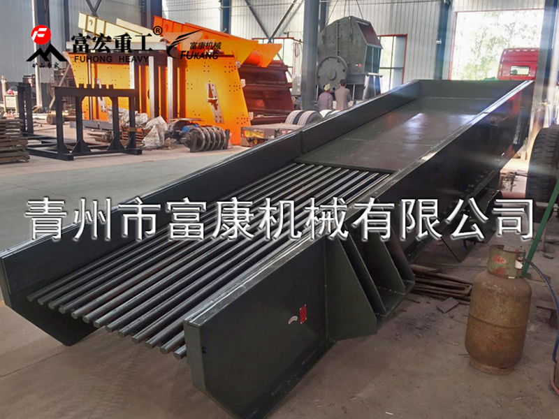 振動給料機又稱振動喂料機，振動給料機在生產流程中，可把塊狀、顆粒狀物料從貯料倉中均勻、定時、連續地給到受料裝置中去，在砂石生產線中可為破碎機械連續均勻地喂料，并對物料進行粗篩分，廣泛用于冶金、煤礦、選礦、建材、化工、磨料等行業的破碎、篩分聯合設備中。